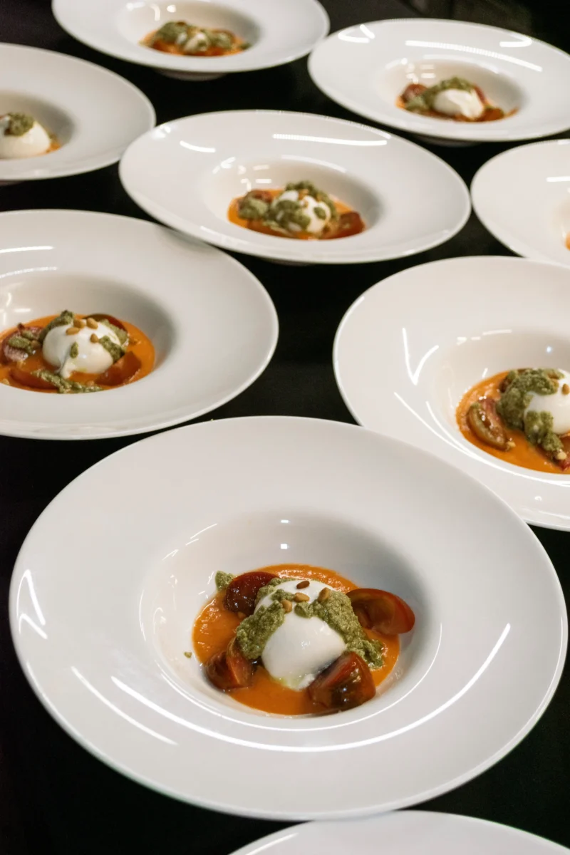 Platos de ensalada caprese