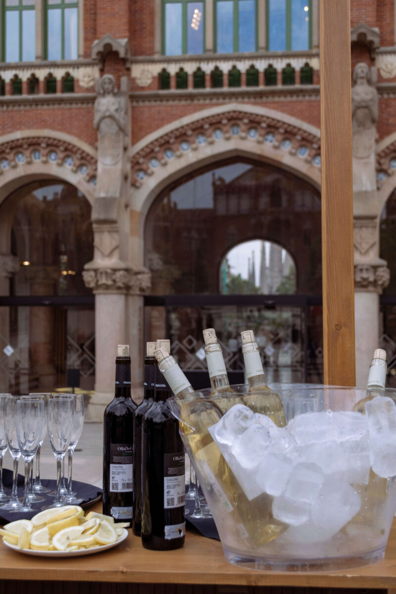 Botellas de vino en el exterior del recito de Sant Pau